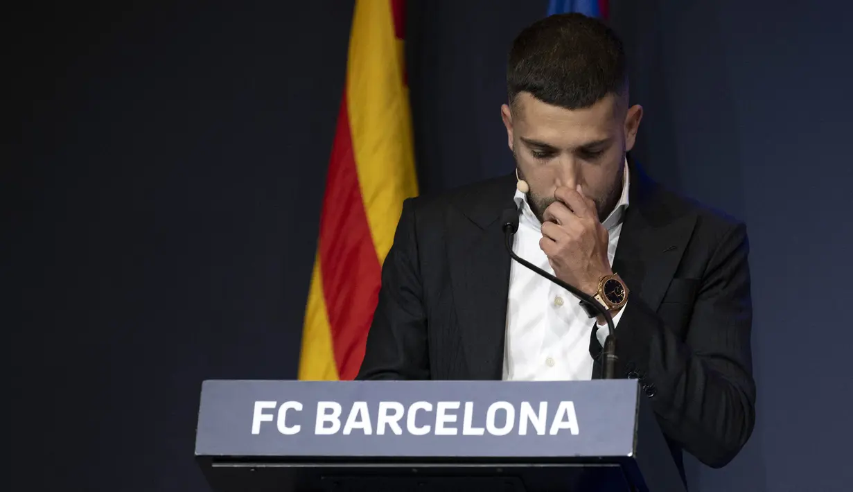 Ekspresi sedih bek Barcelona, Jordi Alba saat menyampaikan kata sambutan pada acara perpisahannya dengan Barcelona di Camp Nou Stadium, Barcelona (1/6/2023). Jordi Alba telah membela Barcelona sejak didatangkan dari Valencia pada awal musim 2012/2013. Kontraknya bersama Barcelona masih tersisa satu musim lagi, namun ia dipastikan tak akan memperpanjang kontraknya dan akan pergi akhir musim ini. Kemungkinan besar ia akan menyusul Lionel Messi ke Inter Miami. (AFP/Josep Lago)