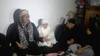Ummu Haulia, istri almarhum Harry Moekti (jilbab putih). (Liputan6.com/Achmad Sudarno)