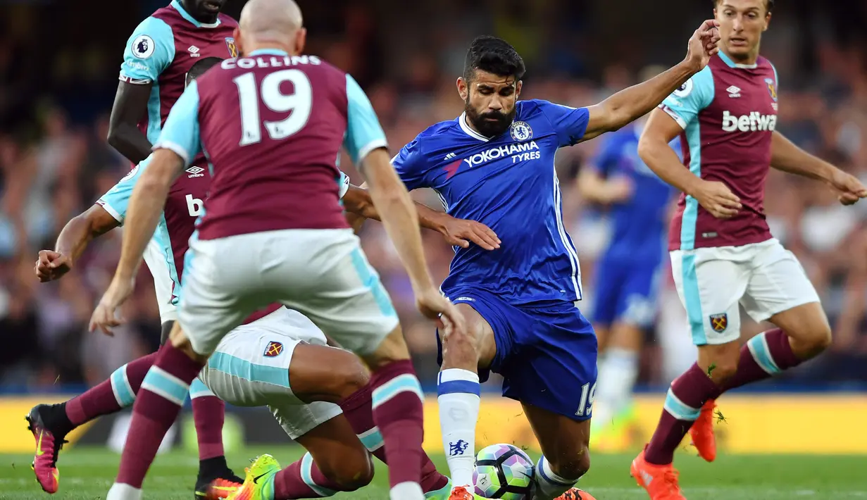 Penyerang Chelsea, Diego Costa dikepung pemain West Ham United di laga Liga Primer Inggris melawan West Ham United di Stadion Stamford Bridge, London, Senin (15/8). Chelsea menang 2-1 di laga perdananya. (REUTERS/ Tony O'Brien)