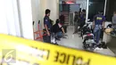 Petugas BNN dan aparat kepolisian mengamankan tiga WNA di sebuah hotel di Tanah Abang, Jakarta, Jumat (29/1). Hingga kini belum diketahui berapa pelaku yang diamankan dari penggerebekan petugas tersebut. (Liputan6.com/Herman Zakharia)