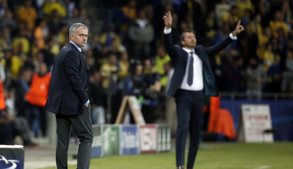 Pelatih Chelsea, Jose Mourinho saat menyaksikan anak asunhyna pada laga lanjutan Liga Champion grup G di Stadion Sammy Ofer, Israel, Rabu (25/11/2015). dini hari WIB. (AFP Photo/Thomas Coex). 