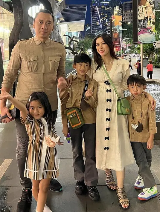 <p>Berfoto bersama sang suami dan ketiga anaknya, Aliya tampak menggemaskan mengenakan dress putih panjang dengan detail pita di bagian depan. Dikombinasikan dengan sandal san handbag hijaunya. @ruby_26</p>