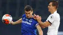 Gelandang Tottenham Hotspur, Giovani Lo Celso (berebut bola dengan bek Everton, Seamus Coleman pada lanjutan pertandingan Liga Inggris di Tottenham Stadium, Selasa (7/7/2020) dini hari. Tottenham Hotspur susah payah mengalahkan Everton 1-0. (Richard Heathcote/POOL/AFP)