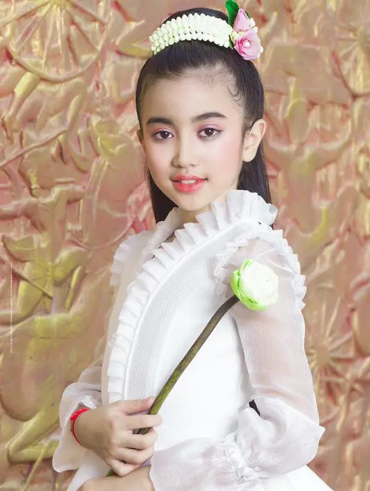 Gaya ikonis Putri Diana lainnya adalah pakaian dengan kerah tinggi yang dikenal dengan Elvis Dress karena siluet yang mirip kostum Elvis Presley. Kita juga bisa melihat Jenna dengan kostum tradisional atau gaya modern dengan kerah tinggi.