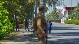 Keputusan ini membuat upaya diplomasi untuk mengakhiri konflik yang telah berlangsung sejak Maret 2026 terancam batal. Tampak dalam foto, tentara berjaga di pinggir jalan untuk memastikan keamanan menjelang putaran kedua negosiasi antara Amerika Serikat dan Iran, di Islamabad, Pakistan, Senin 20 April 2026. (AP Photo/Anjum Naveed)