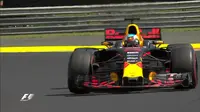 Pebalap Red Bull, Daniel Ricciardo, menjadi yang tercepat pada sesi latihan bebas pertama (FP1) balapan F1 GP Hungaria, Jumat (28/7/2017). (Twitter@F1)