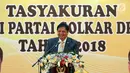 Ketum DPP Partai Golkar Airlangga Hartarto memberi sambutan dalam Tasyakuran ke-50 Fraksi Partai Golkar DPR RI di Jakarta, Selasa (13/2). Airlangga mengatakan, anggota fraksi harus bisa mengembalikan kepercayaan publik pada DPR. (Liputan6.com/JohanTallo)