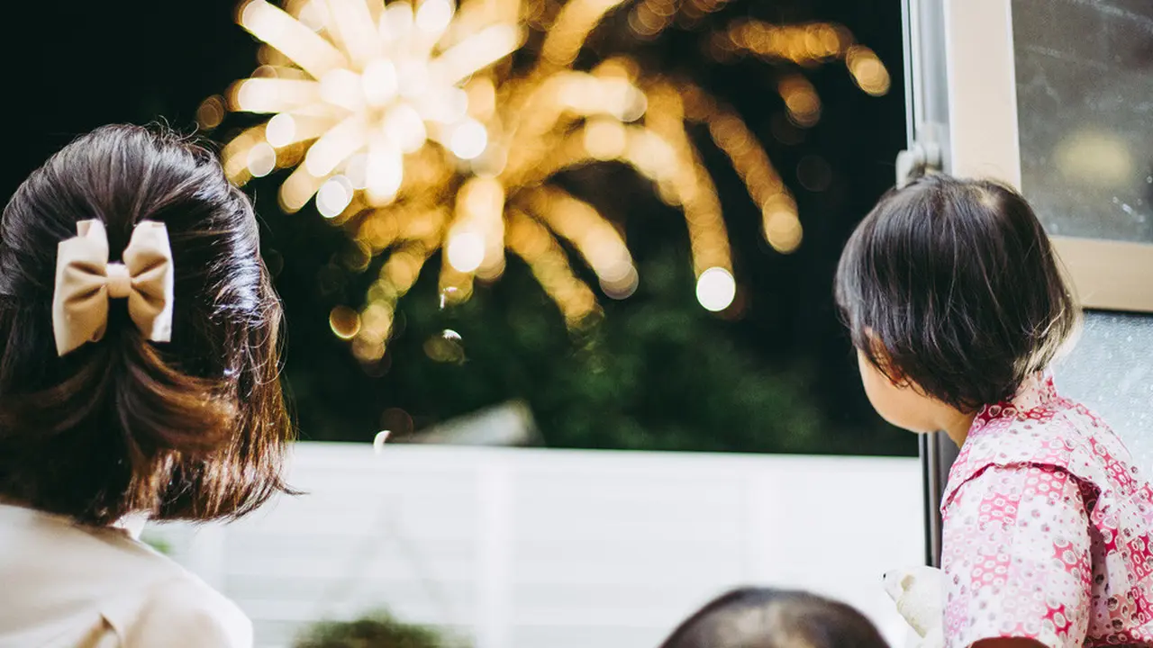 Cara Aman Nonton Kembang Api jika si Kecil Alergi Debu atau Asap (Beeboys/shutterstock)