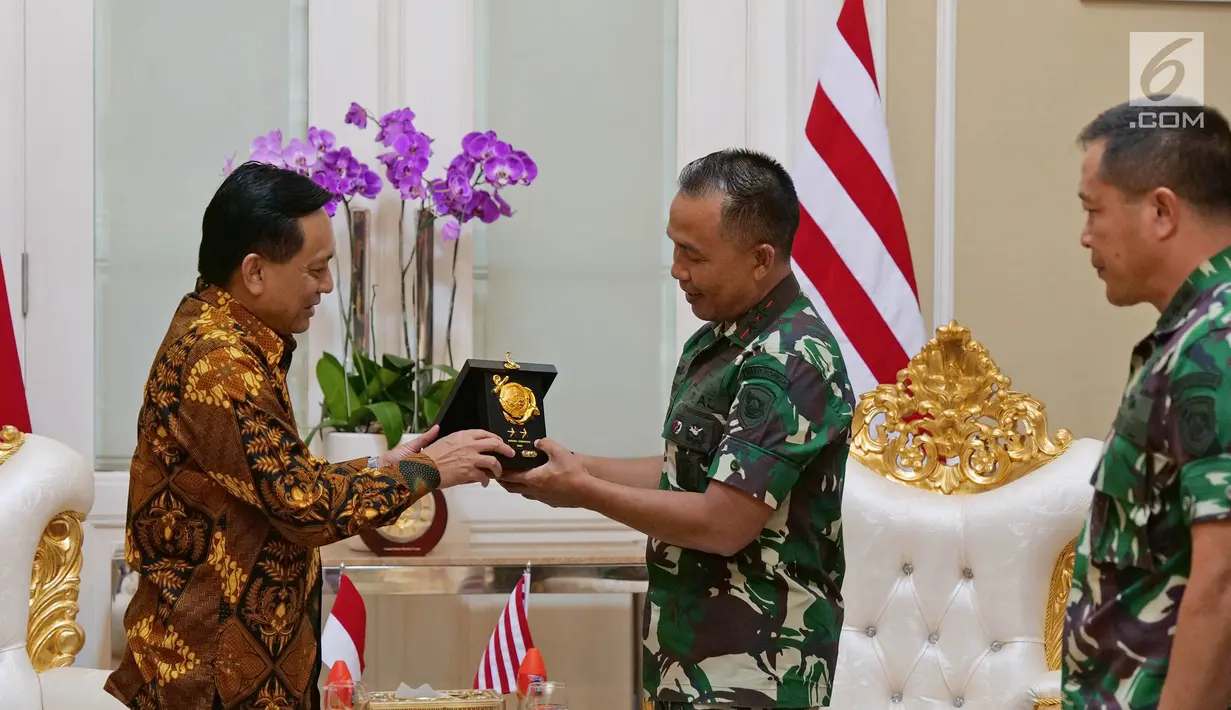 Mayor Jenderal TNI (Mar) Suhartono memberikan plakat ke Direktur Utama Indosiar Imam Sudjarwo seusai silaturahmi SCM/Emtek Group Audiensi di Markas Komando Korps Marinir, Jakarta, Kamis (26/9/2019). (Liputan6.com/Herman Zakharia)