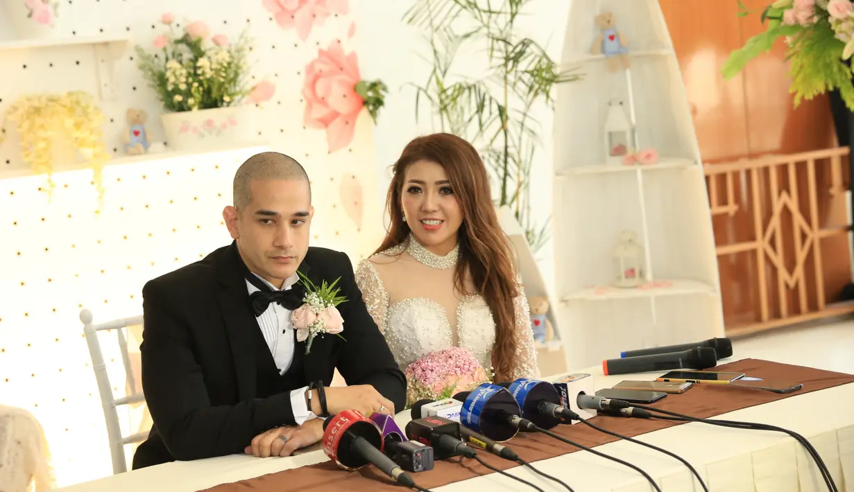 Semilir angin pantai yang sejuk dan suara debur ombak sepertinya membuat suasana pernikahan itu semakin meriah.  (Nurwahyunan/Bintang.com)