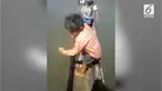 Seorang bocah laki-laki memancing dengan peraltan seadanya dan mendapatkan hasil yang mengejutkan.