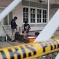 Tim forensik gabungan memeriksa barang milik jenazah ibu dan anak yang ditemukan tewas membusuk di kawasan perumahan elit Cinere, Kota Depok. (Liputan6.com/Dicky Agung Prihanto)