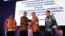 Dirut BTN Maryono (kedua kanan) memberikan cindera mata kepada Direktur Utama AP 1 Faik Fahmi usai penandatanganan perjanjian kredit korporasi senilai Rp.2 Triliun (non revolfing) di Jakarta, Selasa (18/12). (Liputan6.com/HO/Suryo)