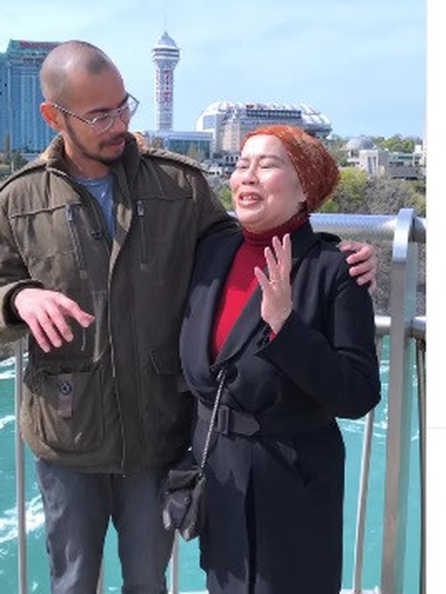 Dewi Yull diajak Surya Sahetapy ke Air Terjun Niagara, Amerika (Foto: Instagram dewiyullofficial/suryasahetapy)