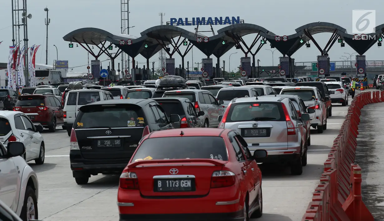 Kendaraan pemudik mengantre memasuki gerbang tol Palimanan, Cirebon, Jawa Barat, Sabtu (24/6). Pada H-1 Lebaran Volume kendaraan menuju Jawa Tengah terpantau ramai lancar. (Liputan6.com/Gempur M Surya)