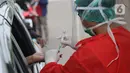 Petugas medis memberi pelayanan tes cepat diagnosa COVID-19 secara drive thru di titik pengecekan Terminal Jatijajar, Depok, Jawa Barat, Kamis (28/5/2020). Tes cepat ini hasilnya akan langsung dikonfirmasi melalui aplikasi dan dilaksanakan hingga Jumat (29/5).  (Liputan6.com/Helmi Fithriansyah)