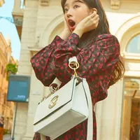 Selama mengikut saran dari pihak agensi, Suzy lebih bersikap menjaga imej di depan publik da kamera. Jika ingin tertawa, ia selalu menutupi wajahnya dengan tangan dan tak mengumbar tawanya. (Instagram/skuukzky)