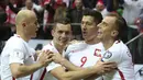 Para pemain Polandia merayakan gol yang dicetak oleh Robert Lewandowski ke gawang Montenegro pada laga Kualifikasi Piala Dunia 2018 di Stadion National, Warsawa, Minggu (8/10/2017). Polandia menang 4-2 atas  Montenegro. (AP/Czarek Sokolowski)