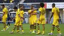 Para pemain Borussia Dortmund merayakan gol yang dicetak oleh Marcel Schmelzer ke gawang SC Paderborn 07 pada laga Bundesliga di Stadion Benteler, Minggu (31/5/2020). Borussia Dortmund menang dengan skor 6-1 SC Paderborn 07. (AP/Lars Baron)