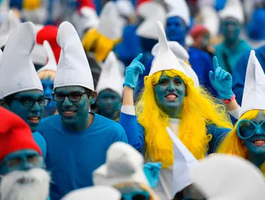 Orang-orang berpakaian seperti Smurf untuk memecahkan rekor pertemuan terbesar di dunia, di Landerneau, Prancis barat, Sabtu (7/3/2020). Sebanyak 3.500 orang berkumpul dan berdandan serba biru seperti Smurf, bahkan ada yang mengecat wajah dan kulit mereka. (Photo by Damien MEYER / AFP)