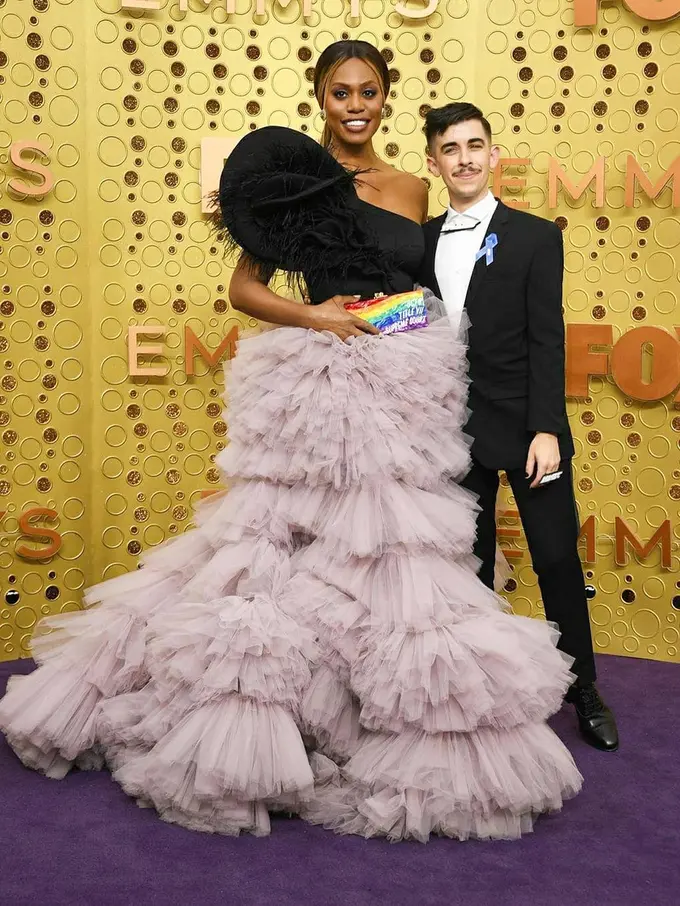 Laverne Cox Serukan Hak-Hak LGBT+ Lewat Pilihan Handbag Pelangi di Emmy Awards 2019