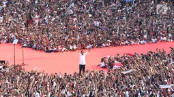 Capres 01 Joko Widodo mengacungkan jari saat kampanye akbar bertajuk 'Konser Putih Bersatu' di Stadion Gelora Bung Karno, Jakarta, Sabtu (13/4). Dalam kampanyenya Jokowi mengajak  untuk mencoblos pasangan 01 Jokowi-Ma'ruf Amin saat Pemilu 2019. (Liputan6.com/Angga Yuniar)