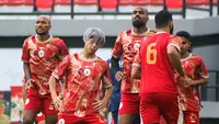 Gelandang PSS Sleman, Kei Sano (dua kiri), saat sesi latihan resmi di Stadion kapten I Wayan Dipta jelang laga menghadapi Bali United dalam pekan pertama BRI Liga 1 2023/2024. (Bola.com/Alit Binawan)