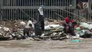 Pemulung bersama sejumlah anak mencari botol-botol plastik yang tersangkut diantara tumpukan sampah di Pintu Air Manggarai, Jakarta, Jumat (26/4). Sampah ini terbawa arus sungai Ciliwung akibat curah hujan yang tinggi di kawasan Bogor dan sekitarnya, Kamis (25/4). (Liputan6.com/Helmi Fithriansyah)