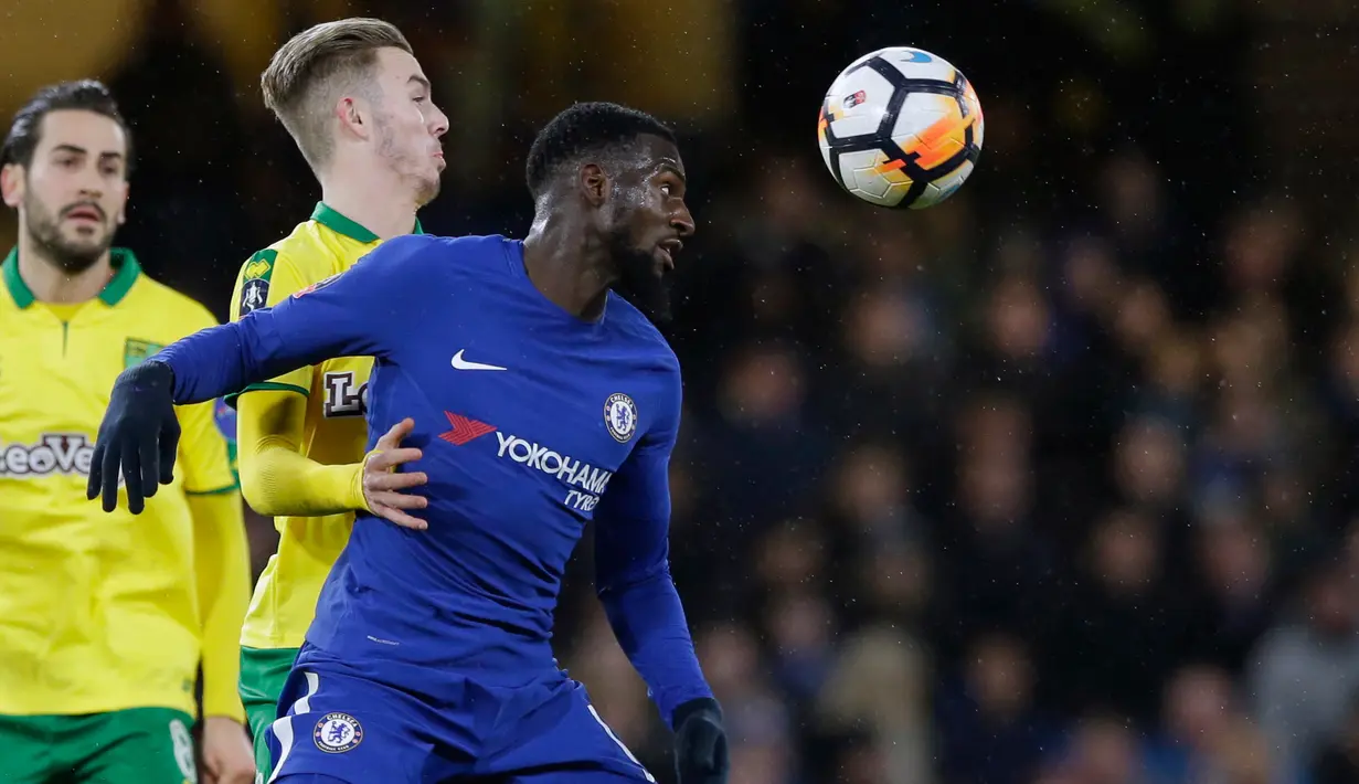 Pemain Chelsea Tiemoue Bakayoko berebut bola dengan pemain Norwich City James Maddison pada laga ulangan babak ketiga Piala FA di Stadion Stamford Bridge, Rabu (17/1). Chelsea melaju ke babak keempat Piala FA lewat kemenangan dramatis. (AP/Alastair Grant)
