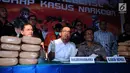 Dirresnarkoba Polda Metro Jaya, Kombes Pol Suwondo Nainggolan (tengah) saat rilis di RS Polri Kramat Jati Jakarta, Rabu (30/8). Satresnarkoba Polda Metro Jaya menggagalkan peredaran 225 kg ganja asal Aceh. (Liputan6.com/Helmi Fithriansyah)