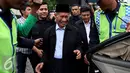 Mantan Hakim MK Muhammad Alim bersiap memasuki mobil usai diperiksa KPK, Jakarta, Rabu (2/11). Muhammad Alim diperiksa sebagai saksi dalam kasus dugaan suap sengketa Pilkada Kabupaten Buton di MK tahun 2011-2012. (Liputan6.com/Johan Tallo)