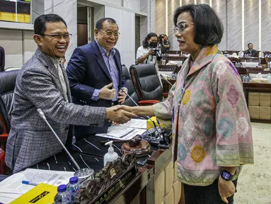 Menteri Keuangan Sri Mulyani  berjabat tangan dengan Wakil Ketua Komisi XI DPR RI Amir Uskara sat tiba untuk mengikuti rapat kerja di Nusantara I, Kompleks Parlemen MPR/DPR-DPD, Senayan, Jakarta, Kamis (8/6/2023). (Liputan6.com/Faizal Fanani)