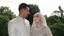 Margin dan Ali Syakieb memilih mengenakan baju lebaran bertema Bollywood. Keduanya tampak kompak mengenakan baju putih seperti pasangan India. [‎@marginw]