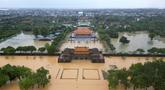 Pemandangan udara menunjukkan banjir yang menggenangi Kota Kekaisaran di Hue pada 28 Oktober 2025. Kota Hue di Vietnam tengah mencatat curah hujan lebih dari 1.000 milimeter (mm) dalam 24 jam terakhir yang membanjiri wilayah tengah Vietnam itu. Ini menjadi tertinggi setelah sebelumnya, pada tahun 1999, curah hujan di Hue tercatat sebesar 990 milimeter. (Foto oleh AFP)