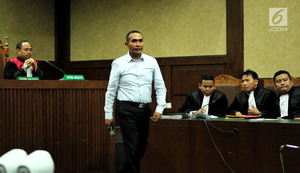 Bupati nonaktif Buton, Samsu Umar Abdul Samiun menjalani sidang Pengadilan Tipikor, Jakarta, Rabu (27/9). Samsu juga diwajibkan membayar denda Rp 150 juta subsider 3 bulan kurungan. (Liputan6.com/Helmi Afandi)