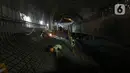 Aktivitas pekerja kereta cepat saat melakukan pengeboran terowongan dan pemasangan besi di tunnel 1 di daerah Halim dan tunnel 7 di daerah Padalarang, Selasa (25/5/2021). Diharapkan pada tahun 2022 KCIC siap beroperasi melayani penumpang. (Kapanlagi.com/Budy Santoso)