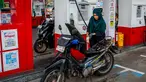 Seorang pengendara sepeda motor mengisi bahan bakar motornya di sebuah Stasiun Pengisian Bahan Bakar Umum (SPBU) yang dioperasikan oleh Pertamina, perusahaan minyak dan gas milik negara Indonesia, di Yogyakarta, pada Sabtu 28 Maret 2026. Konflik antara Iran dengan Amerika Serikat–Israel serta pembatasan di jalur strategis Selat Hormuz berdampak pada lonjakan harga minyak global. (DEVI RAHMAN/AFP)