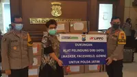 CEO Siloam Hospitals Surabaya Maria M Padmidewi menyerahkan donasi kepada Kapolda Jawa Timur Irjen Pol Muhammad Fadil Imran.