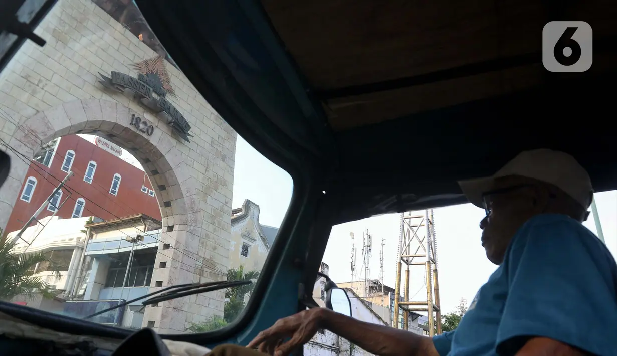 Pengemudi Bajaj menanti calon penumpang di depan salah satu pintu masuk kawasan Pasar Baru, Jakarta, Kamis (12/6/2025). (Liputan6.com/Herman Zakharia)