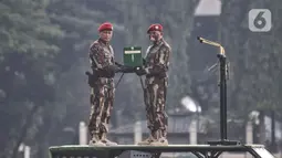 Danjen Kopassus Mayjen TNI I Nyoman Cantiasa secara simbolis menyerahkan tongkat komando Danjen Kopassus kepada Brigjen TNI Mohammad Hasan di Mako Kopassus, Cijantung, Jakarta, Kamis (10/9/2020). (merdeka.com/Iqbal S. Nugroho)