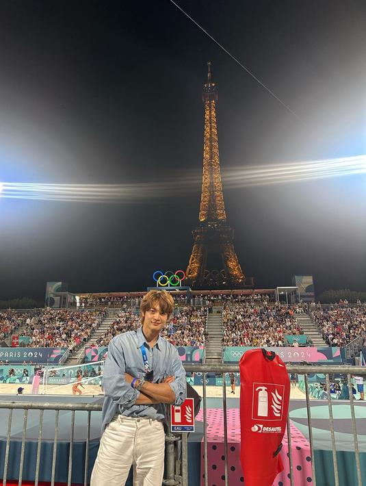 Salah satu unggahan, Minho membagikan dirinya yang sedang menonton cabor bola voli pantai. Ia tampak menikmati pertandingan dengan pemandangan Menara Eiffel yang indah di malam hari. Tak sendiri, rupanya Minho bertolak ke Paris bersama aktor Lee Dong Wook dan pemain bola voli Kim Yeon Kyung. Ketiganya terlihat di bandara Paris dalam perjalanan untuk menghadiri pertandingan musim panas tersebut. (Liputan6.com/IG/@choiminho_1209)