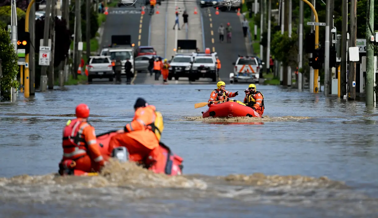 Pekerja darurat melakukan patroli untuk mengevakuasi penduduk dari banjir di pinggiran Kota Melbourne, Maribyrnong, Australia, Jumat (14/10/2022). Sejumlah area di Australia dilanda banjir akibat curah hujan tinggi, Melbourne di negara bagian Victoria pun juga terendam banjir. (William WEST/AFP)