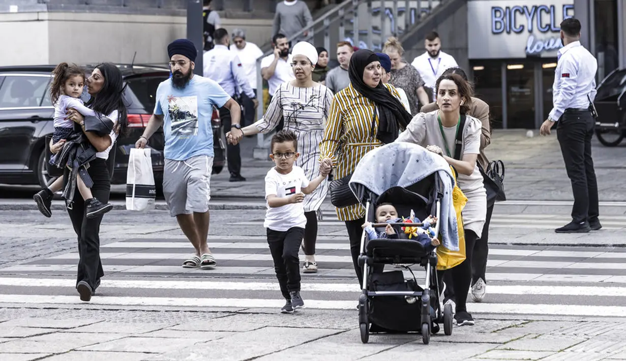 Orang-orang meninggalkan pusat perbelanjaan Field saat terjadi penembakan di Kopenhagen, Denmark, 3 Juli 2022. Kepala Kepolisian Copenhagen, Soren Thomassen, berkata tiga korban adalah seorang pria berusia 40 tahunan dan dua anak muda. (Olafur Steinar Rye Gestsson/Ritzau Scanpix via AP)