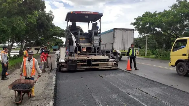 Kementerian PUPR memperbaiki kondisi jalan nasional Pantai Utara (Pantura) yang berlubang di wilayah Jawa Tengah (Jateng) dan Yogyakarta jelang Natal dan Tahun Baru. (Foto: Kementerian PUPR)