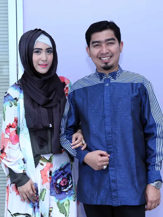 Mengisi liburan menjelang akhir tahun banyak hal yang bisa dilakukan. Ustaz Soleh Mahmud Nasution alias Solmed bersama istrinya, April Jasmine mengisi libur penghabisan tahunnya dengan ke Mekkah. (Nurwahyunan/Bintang.com)