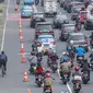 Warga bersepeda setelah jam kerja di jalur khusus sepeda kawasan Jalan Sudirman, Jakarta, Selasa (14/7/2020). Jam operasional dari Senin sampai Jumat pagi harinya jam 06.00 – 08.00 WIB, kemudian untuk sore dari jam 16.00 – 18.00 WIB. (Liputan6.com/Fery Pradolo)