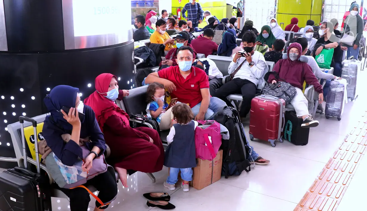 <p>Calon penumpang kereta menunggu keberangkatan di Stasiun Gambir, Jakarta, Rabu (27/4/2022). H-5 Lebaran, 31 ribu lebih calon penumpang berangkat dari Stasiun Pasar Senen dan Gambir dengan total 51 kereta yang dioperasikan. (Liputan6.com/Angga Yuniar)</p>