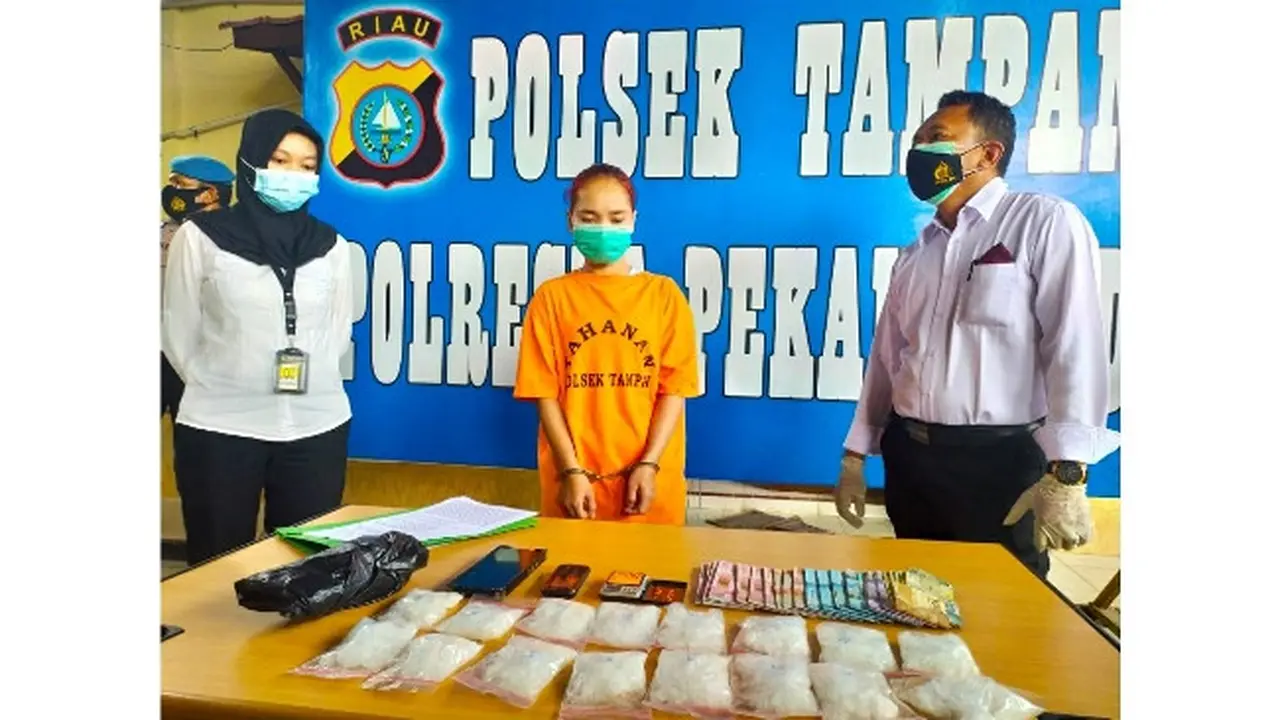 Tersangka narkoba dan barang bukti 16 paket sabu di Polsek Tampan, Pekanbaru.