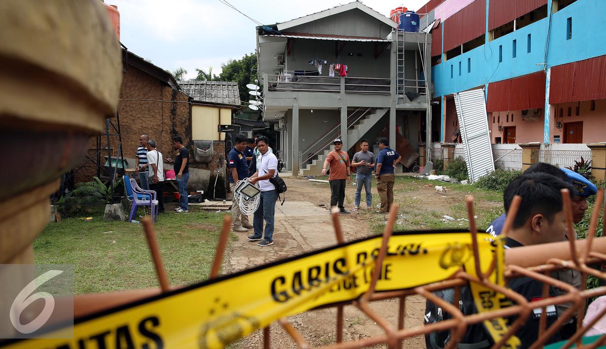 Sejumlah petugas kepolisian berjaga di sekitar rumah kos-kosan terduga anggota jaringan teroris, Bekasi (11/12). Tim Densus 88 berhasil menangkap tiga orang terduga teroris semalam dan menemukan bom yang berdaya ledak tinggi. (Liputan6.com/JohanTallo)