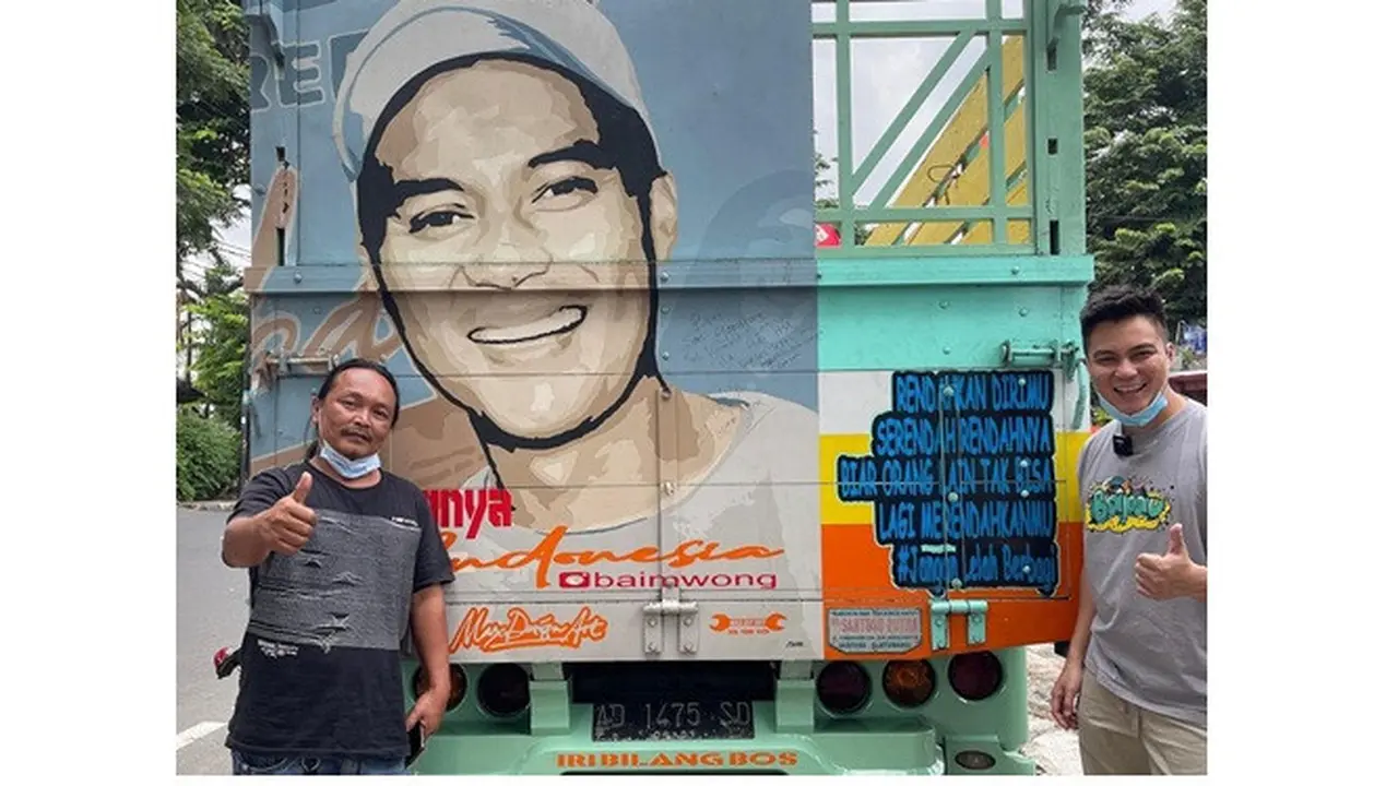 Gambar 5 Seleb Pria di Belakang Truk Ini Bikin Geleng Kepala